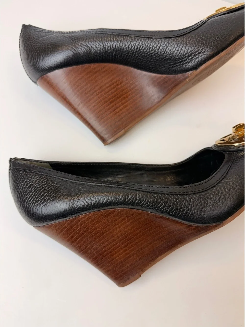 Tory Burch Selma Peep Toe Wedge Heels Black Pebbled Leather Gold Logo Size 10M